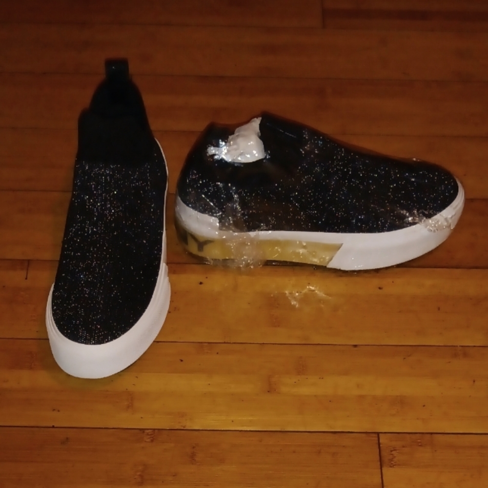 COPY - DKNY Slip on Sneaker/Walking shoes in sz 9